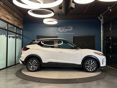 Used 2021 Nissan Kicks SV image 2