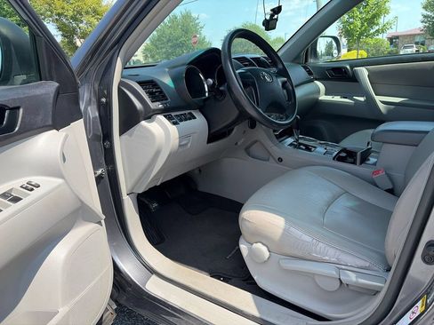 Used 2011 Toyota Highlander 4WD w/ Tow Pkg image 9