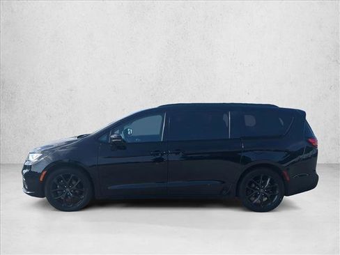Used 2025 Chrysler Pacifica Limited FWD image 9