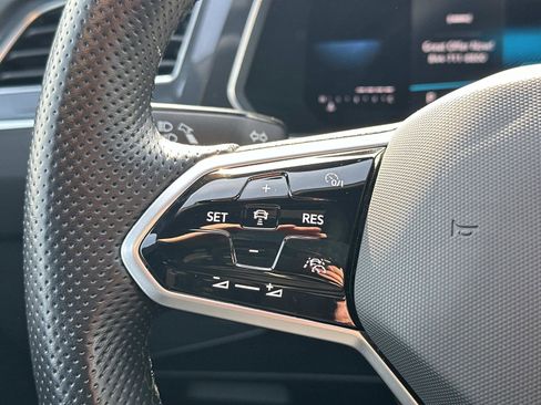 Used 2023 Volkswagen Tiguan SE R-Line image 22