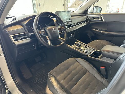 Used 2023 Mitsubishi Outlander SE image 7