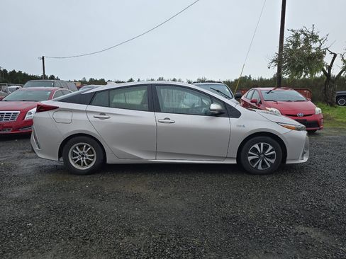 Used 2017 Toyota Prius Prime Advanced image 3