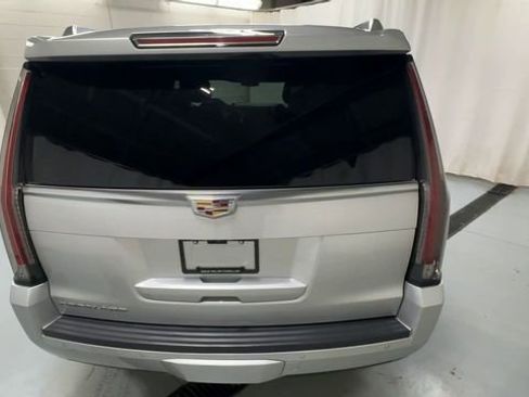 Used 2018 Cadillac Escalade Luxury image 7