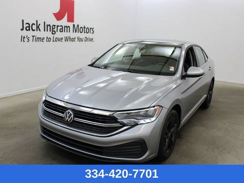 Used 2024 Volkswagen Jetta SE FWD image 1