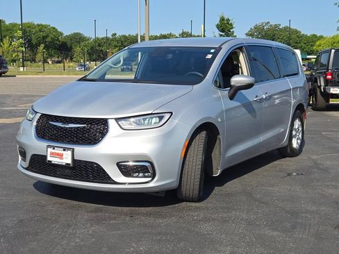 Used 2023 Chrysler Pacifica Touring-L FWD image 3