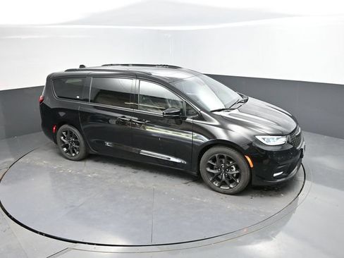 Used 2025 Chrysler Pacifica Limited FWD image 42