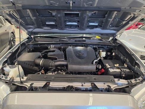 Used 2017 Toyota Tacoma SR5 RWD image 38
