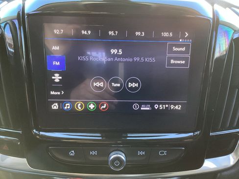 Used 2021 Chevrolet Traverse LT image 22