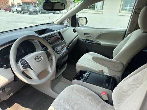 Used 2013 Toyota Sienna LE w/ Towing Pkg FWD image 9