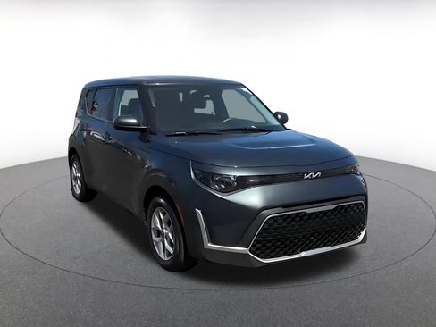 Used 2025 Kia Soul LX w/ LX Technology Package FWD image 3