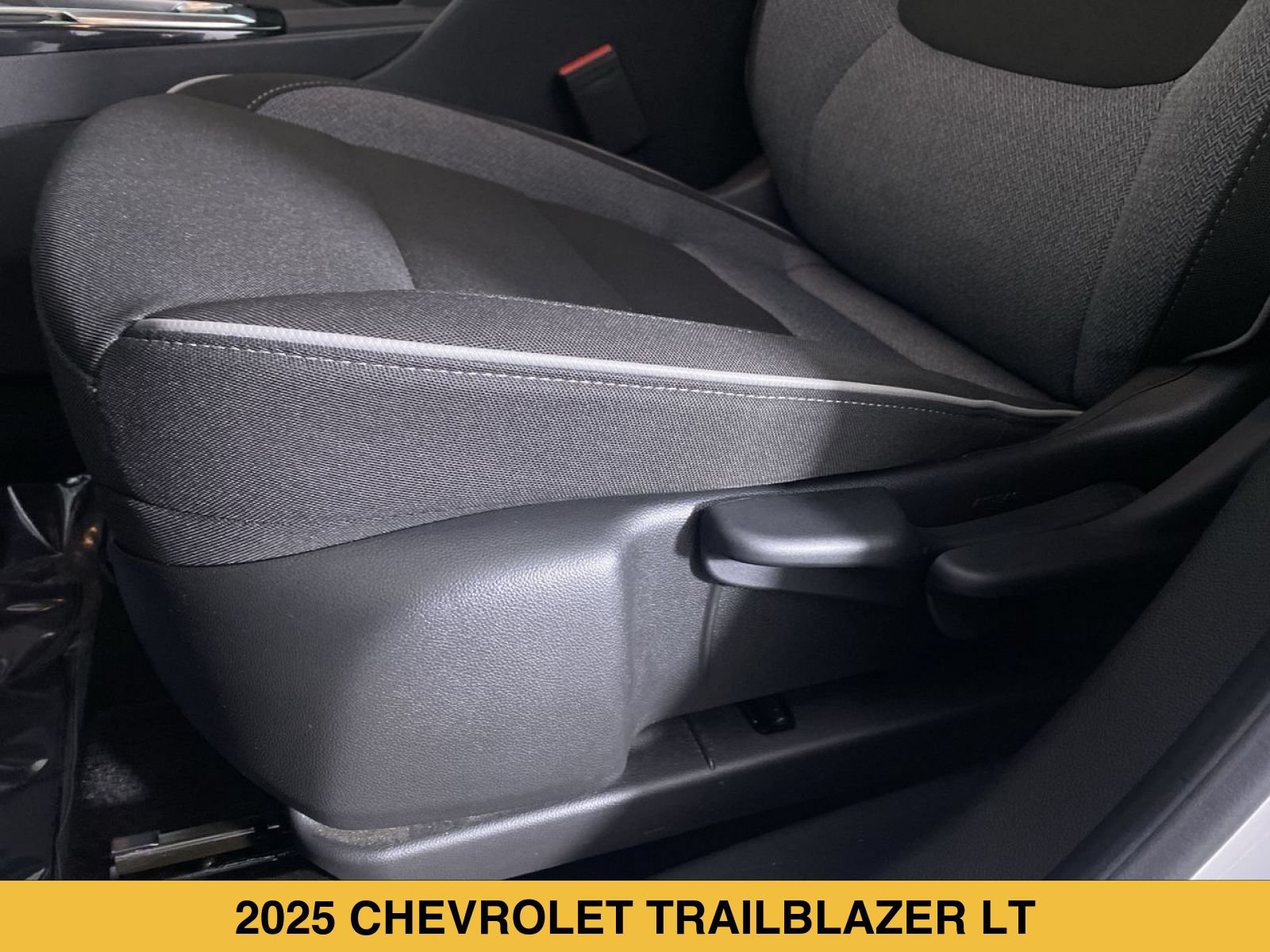 Used 2025 Chevrolet TrailBlazer LT w/ LT Cold Weather Package FWD image 9