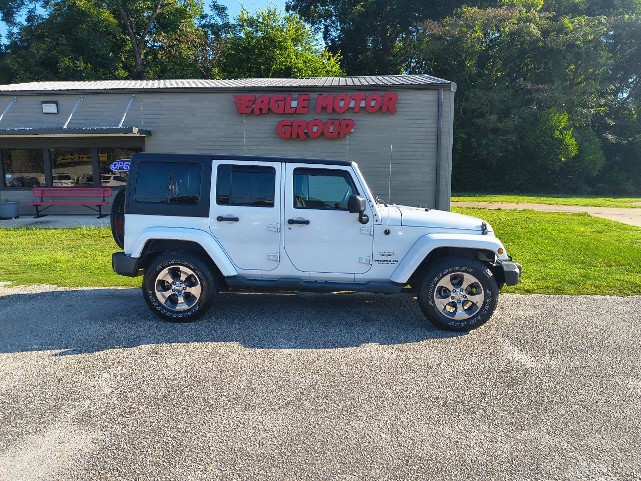 Used 2017 Jeep Wrangler Unlimited Sahara w/ Max Tow Package AWD/4WD image 1