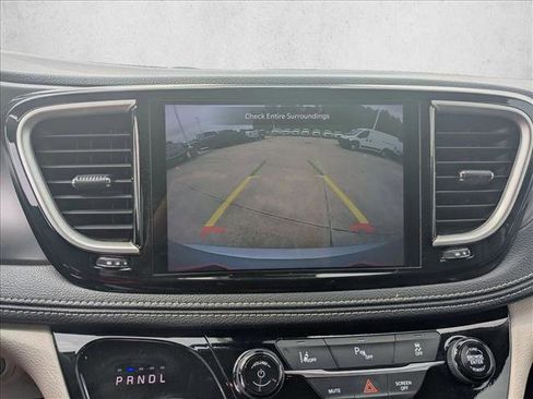 Used 2024 Chrysler Pacifica Limited FWD image 13