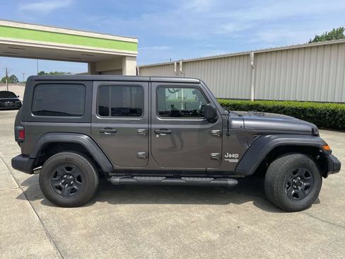 Used 2018 Jeep Wrangler Unlimited Sport AWD/4WD image 2