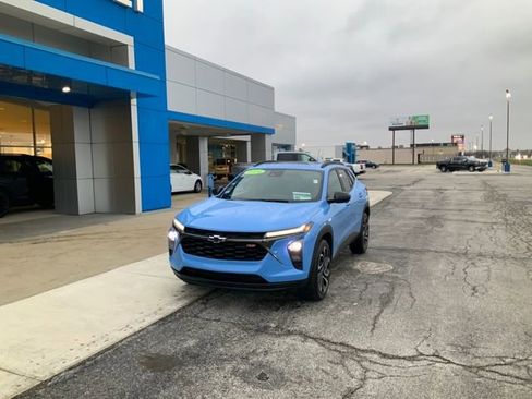 Used 2024 Chevrolet Trax RS w/ Sunroof Package image 2