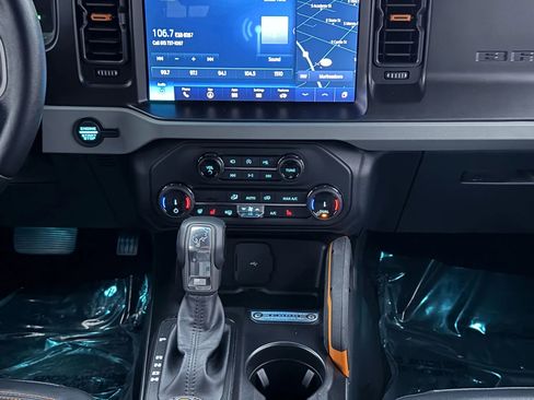 Used 2022 Ford Bronco Badlands image 15