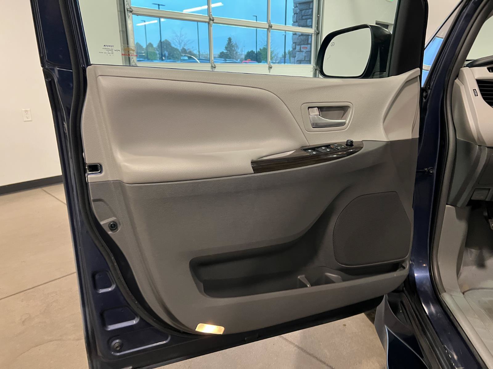 Used 2018 Toyota Sienna XLE w/ XLE Navigation Package FWD image 26