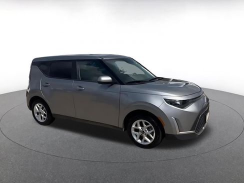 Used 2025 Kia Soul LX w/ LX Technology Package FWD image 2