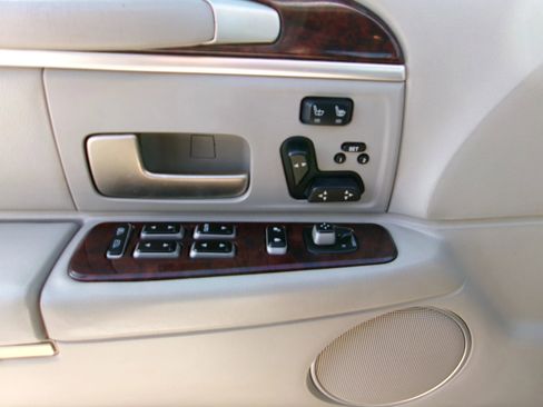 Used 2007 Lincoln Town Car Signature Limited image 14