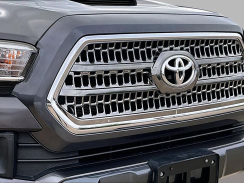Used 2017 Toyota Tacoma TRD Sport w/ Tow Package RWD image 28
