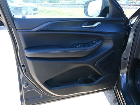 New 2025 Jeep Grand Cherokee Altitude image 9