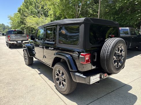 Used 2024 Jeep Wrangler Unlimited Sahara AWD/4WD image 5