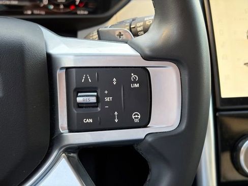 Used 2025 Land Rover Discovery S image 16