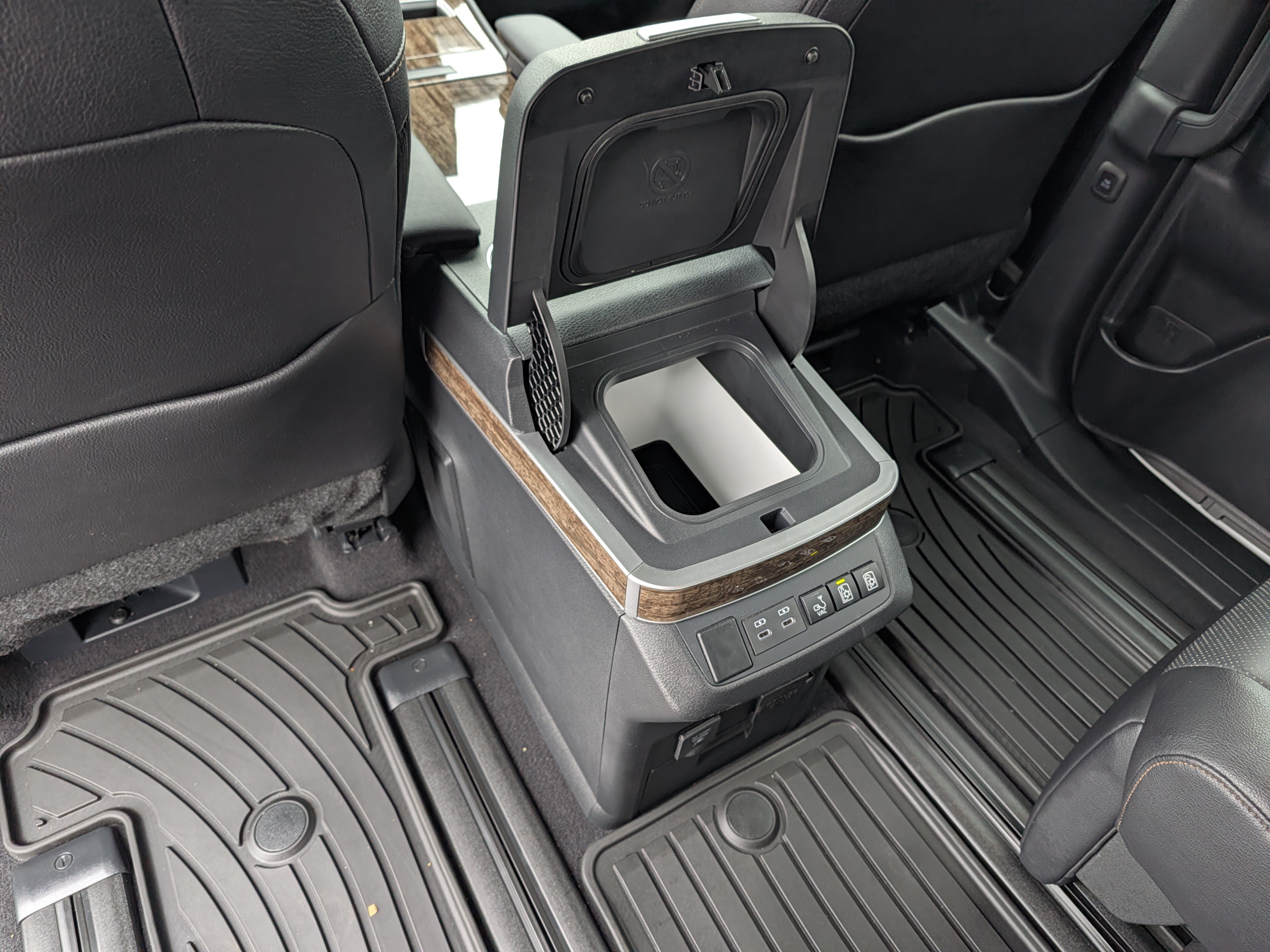 Used 2025 Toyota Sienna Platinum AWD/4WD image 24