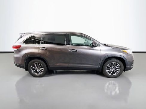 Used 2019 Toyota Highlander XLE AWD/4WD image 8