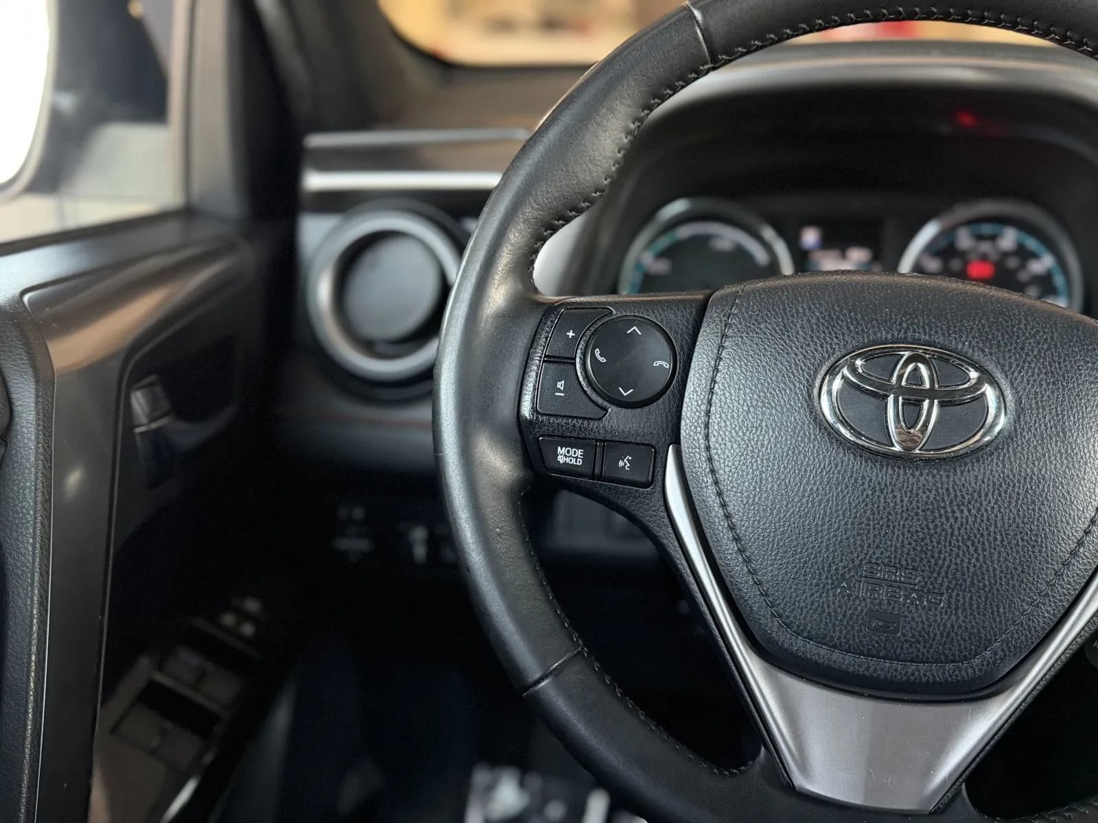 Used 2018 Toyota RAV4 SE w/ Advanced Technology Package AWD/4WD image 23