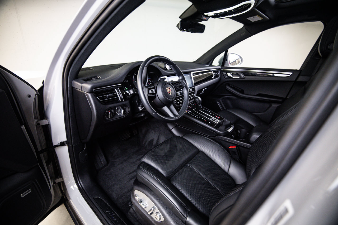 Certified 2024 Porsche Macan AWD/4WD image 4