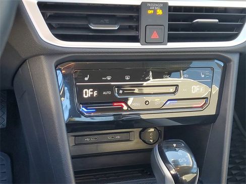 Certified 2025 Volkswagen Taos SE image 20