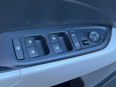 Certified 2025 Hyundai Venue SEL image 14