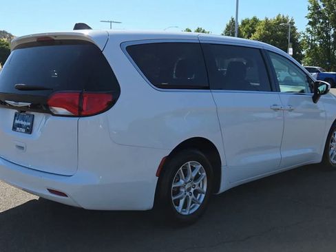 Used 2022 Chrysler Voyager LX FWD image 8