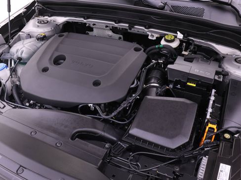 Certified 2025 Volvo XC40 B5 Plus w/ Protection Package Premier image 24