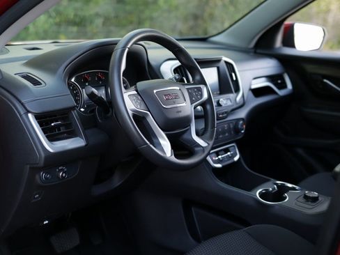 Used 2024 GMC Terrain SLE image 9