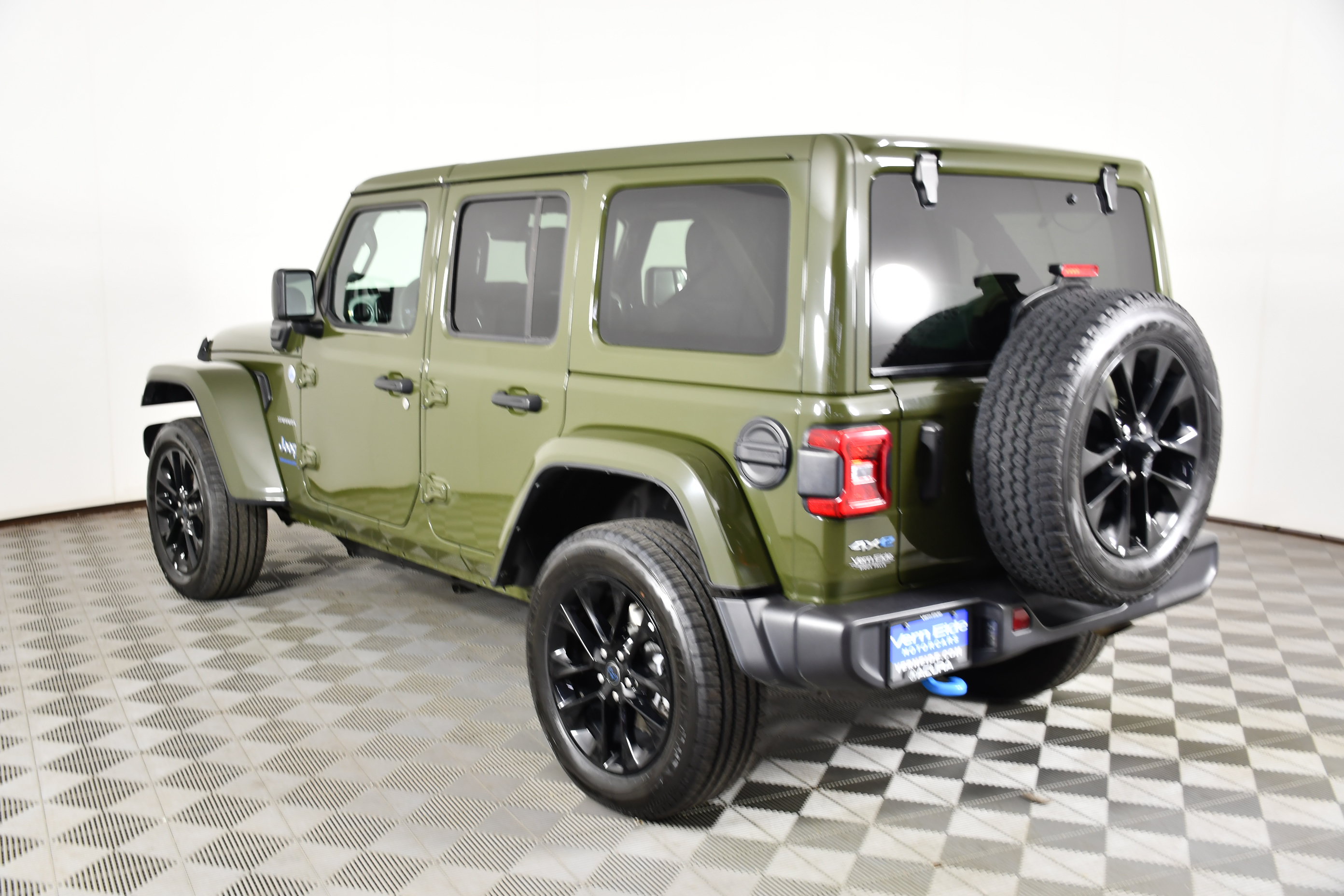 Used 2024 Jeep Wrangler Unlimited Sahara AWD/4WD image 8
