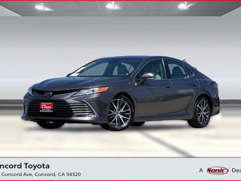 Used 2022 Toyota Camry XLE FWD image 1