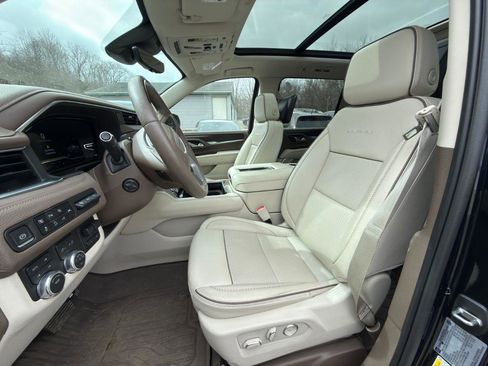 Used 2023 GMC Yukon XL Denali w/ Advanced Technology Package image 3