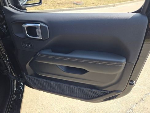 Used 2025 Jeep Wrangler Unlimited Sahara w/ Safety Group image 5