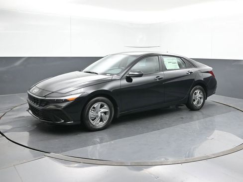 New 2026 Hyundai Elantra SE image 2