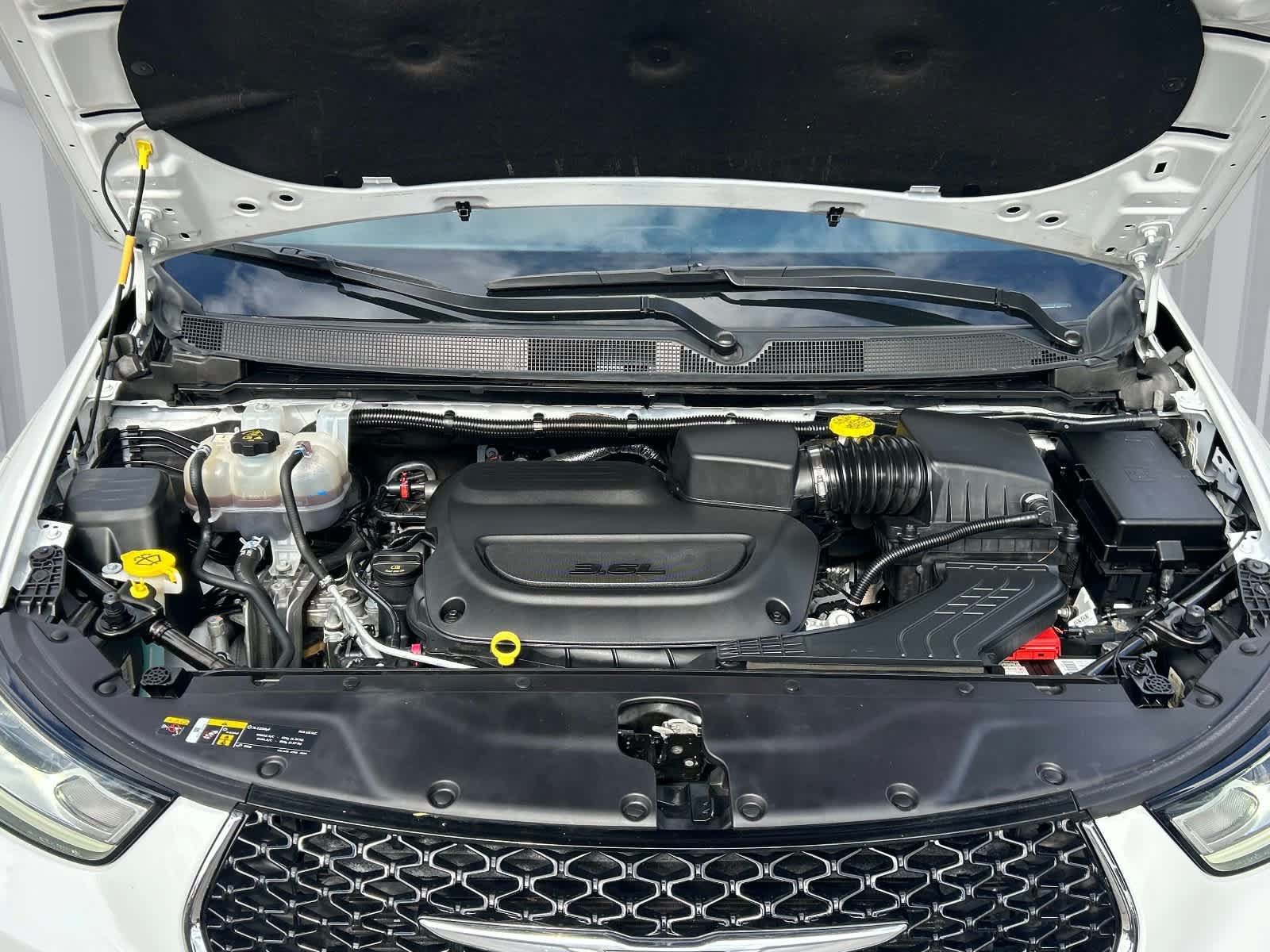 Used 2024 Chrysler Pacifica Touring-L FWD image 13