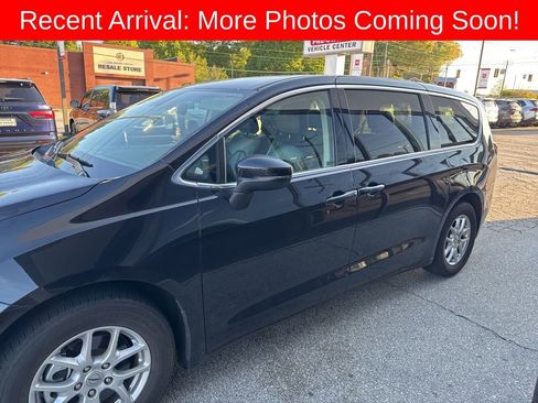 Used 2023 Chrysler Pacifica Touring-L image 2