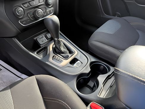 Used 2016 Jeep Cherokee Latitude w/ Cold Weather Group FWD image 24