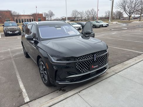 Used 2024 Lincoln Nautilus Reserve w/ Equipment Group 202A AWD/4WD image 3