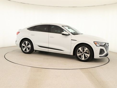 Used 2024 Audi Q8 e-tron Premium Plus image 9