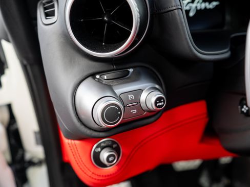 Used 2019 Ferrari Portofino RWD image 18