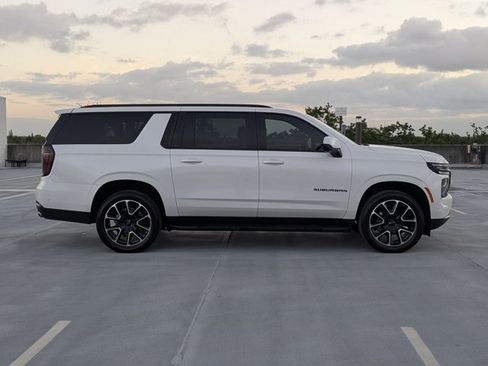 Used 2025 Chevrolet Suburban RST RWD image 4