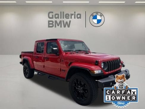 Used 2025 Jeep Gladiator Sport AWD/4WD image 4