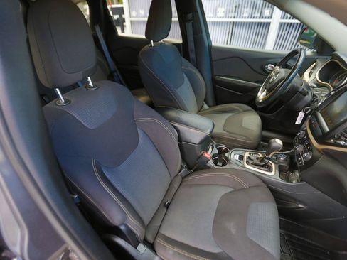 Used 2016 Jeep Cherokee Latitude w/ Safety/Convenience Group AWD/4WD image 19